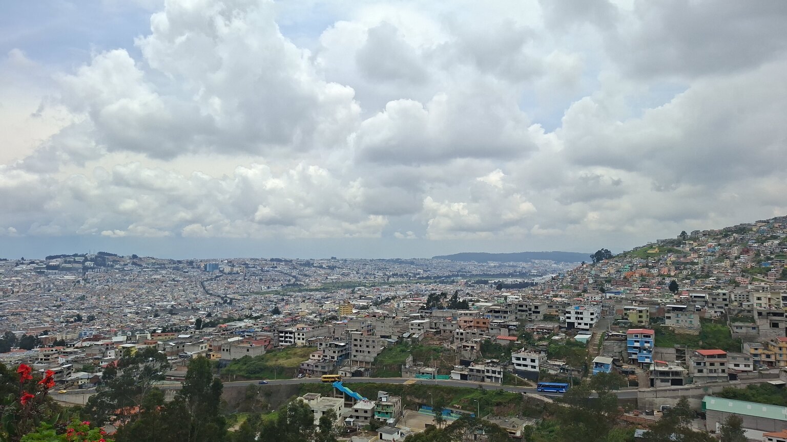 Uitzicht op Quito vanaf ongeveer 3300m