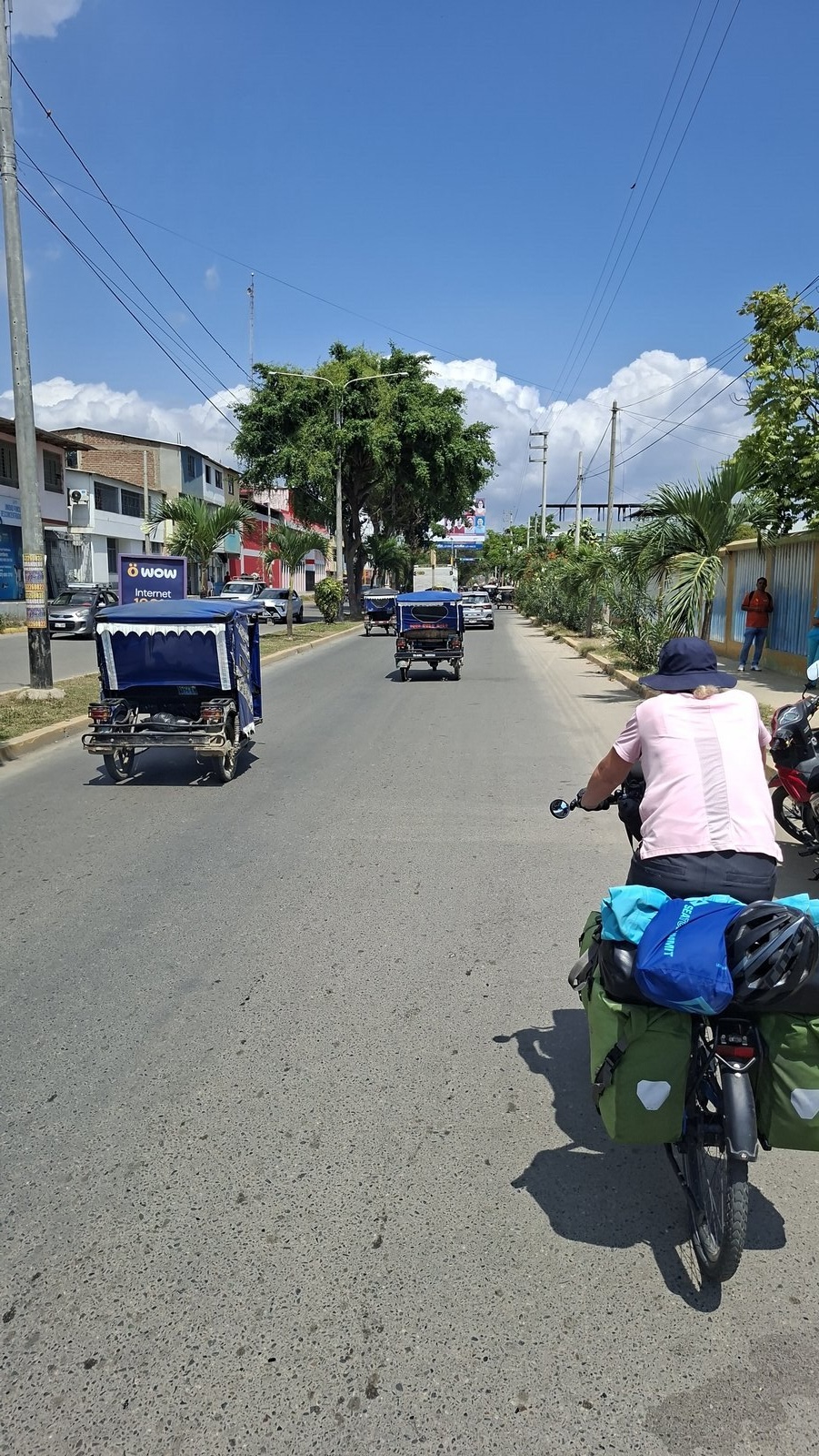 Straatbeeld met mototaxi ’tuktuks’