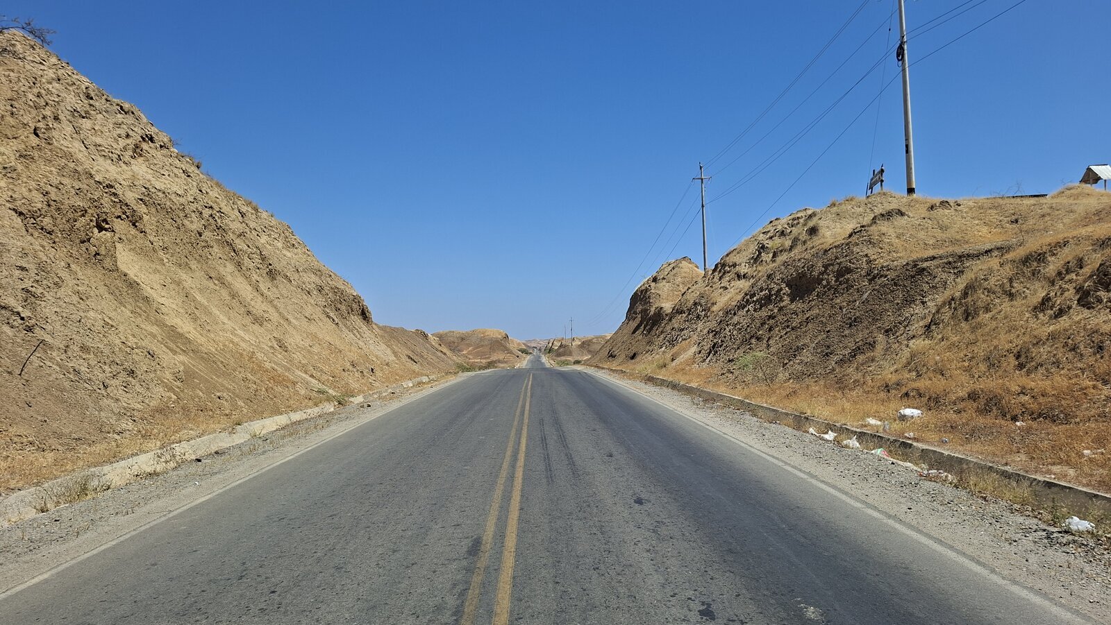Met gevaar voor eigen leven wegens het drukke verkeer een indruk van de PanAm in Noord Peru
