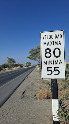 Het verkeersbord uit de inleiding, gespeeld door een bord een dag of wat verder