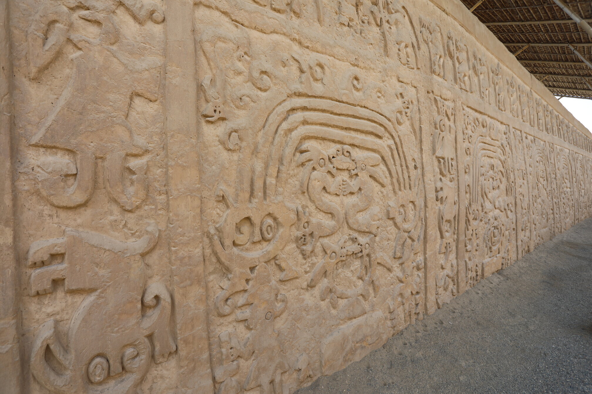 Huaca del Dragón: relief