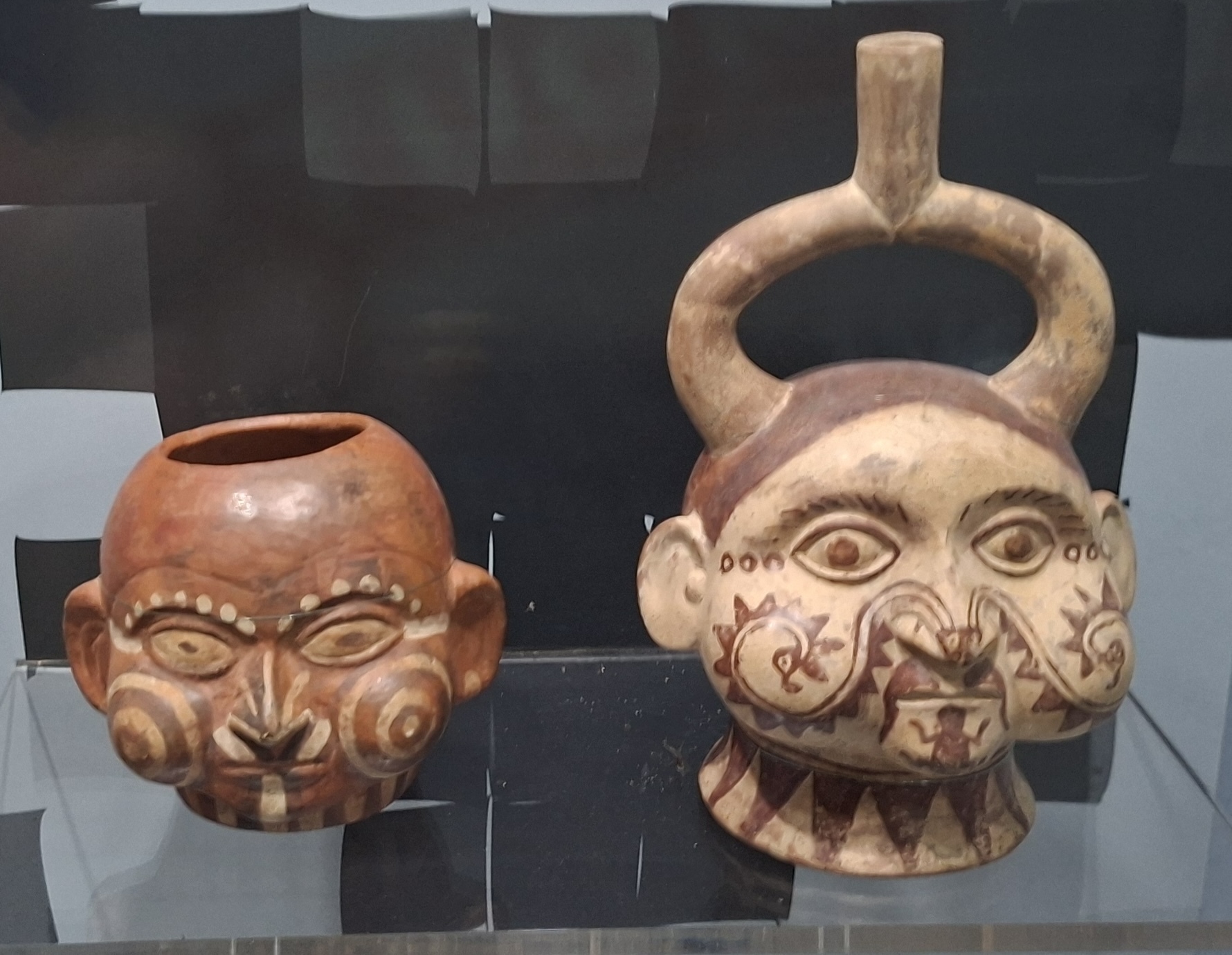 Huaca del Luna: museum - coca bladeren kauwende gezichten
