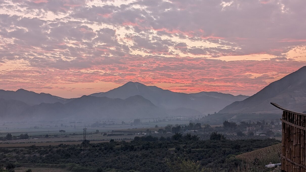 Glamping en zonsondergang over de vallei