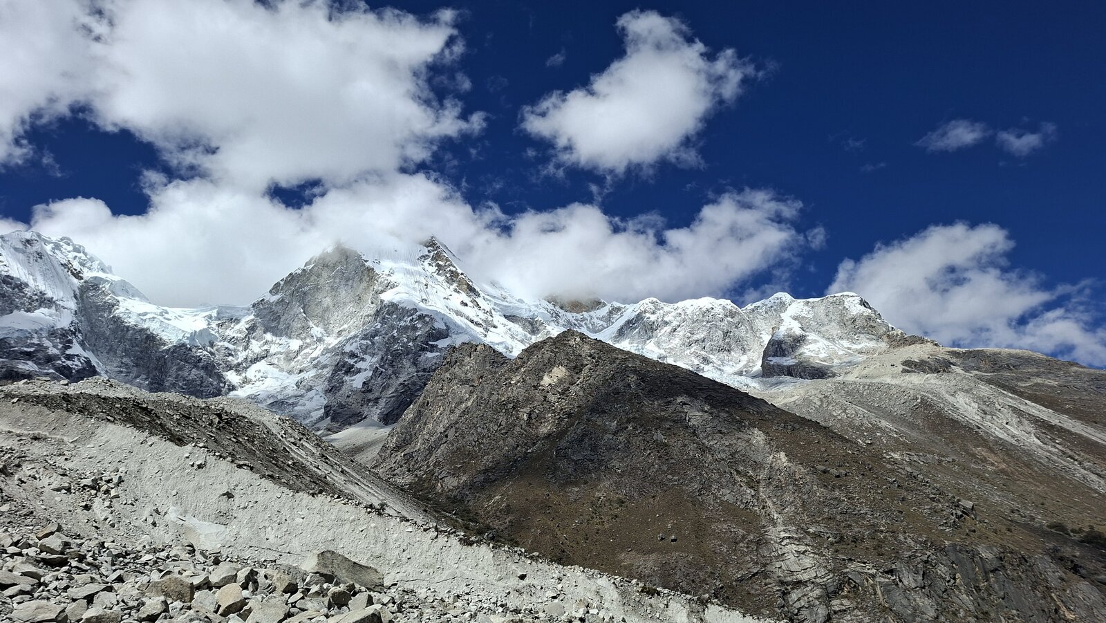 Uitzicht op 6000+ meter hoge bergen bij Laguna Paron