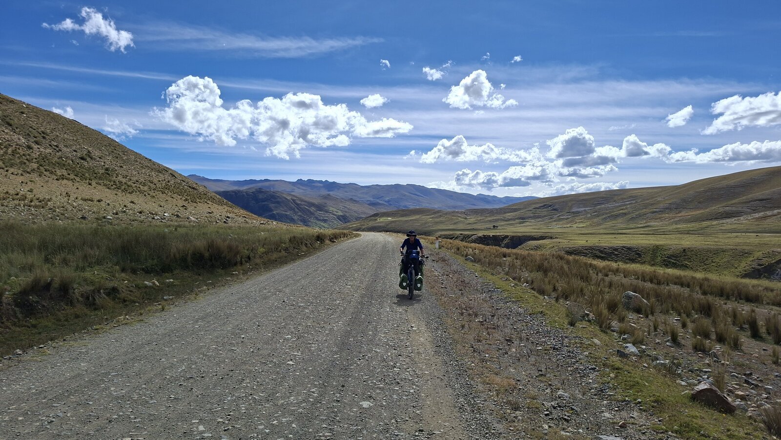 Afslag naar Huscaran National Park, het wegdek lijkt misschien ok, maar is een uitdaging om te fietsen