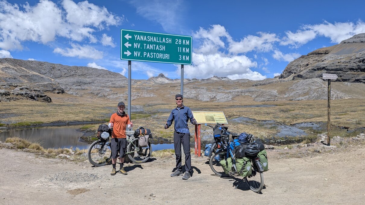 Toen keken we nog vrolijk, daarna over de 4700m, weer omlaag en over 4845m pas