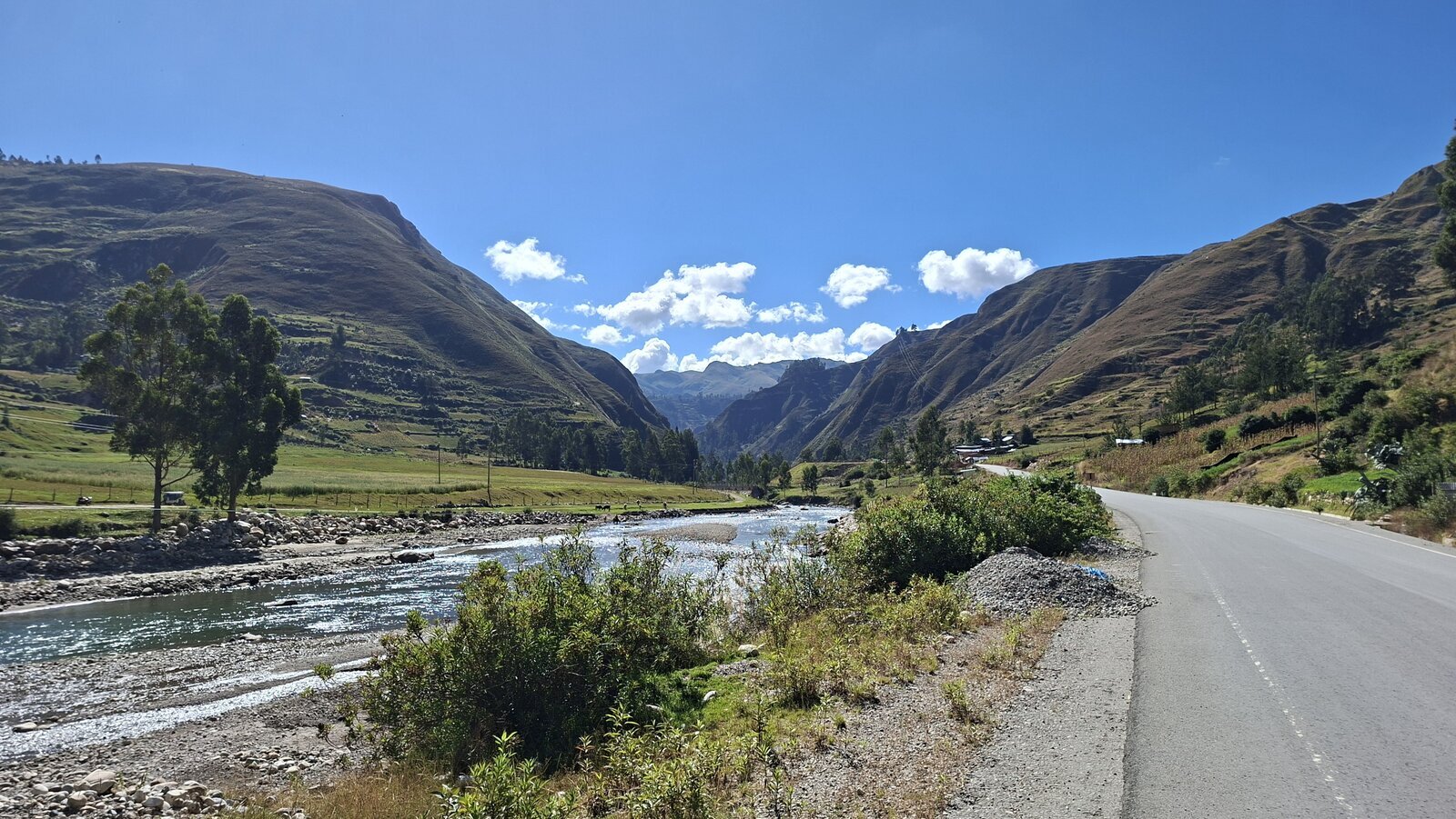 ook langs een rivier over asfalt