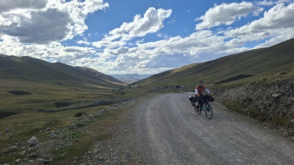 Bram op de gestage klim naar 4140m richting Baños