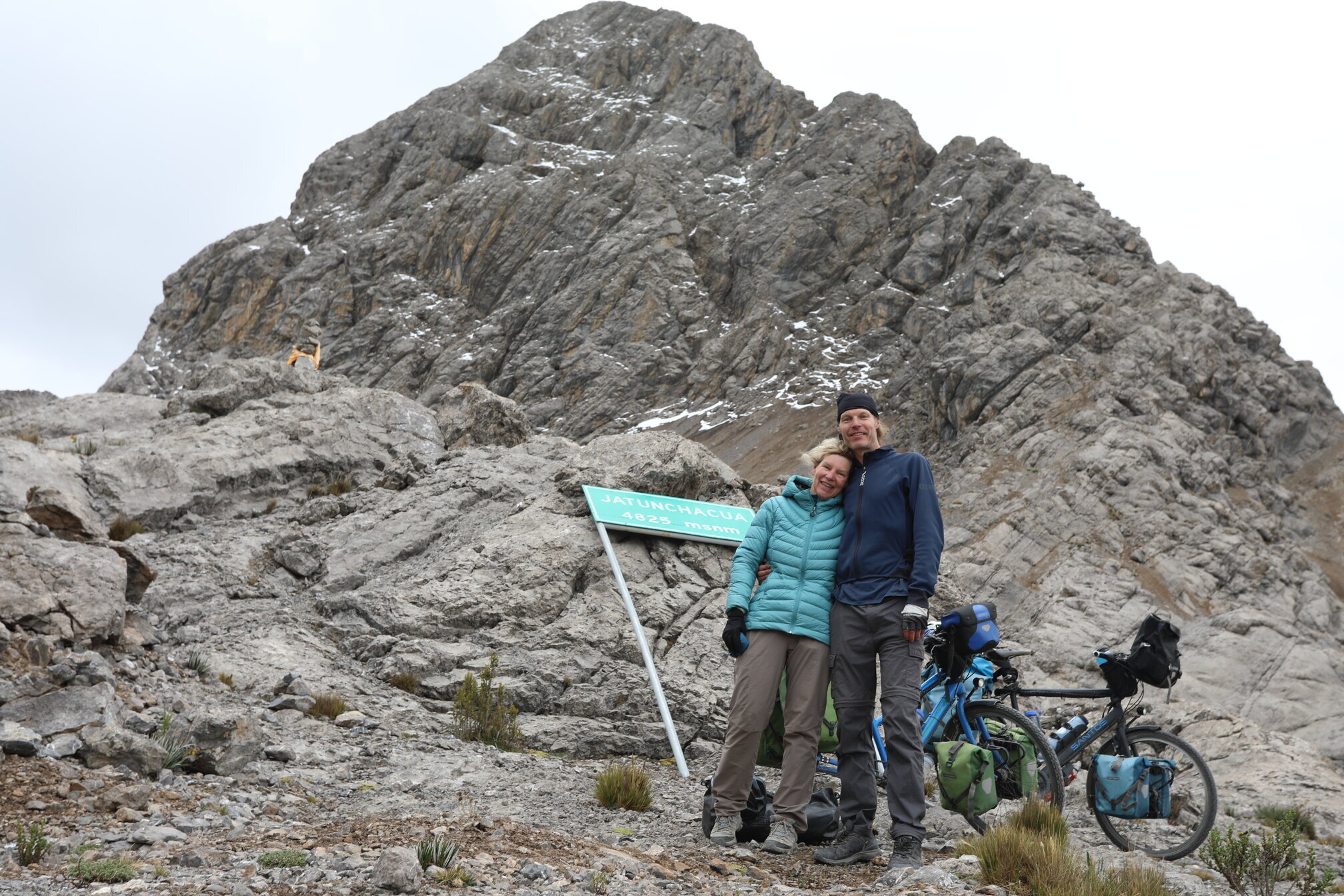 Moe en met trillende beentjes en armen poseren op 4825m