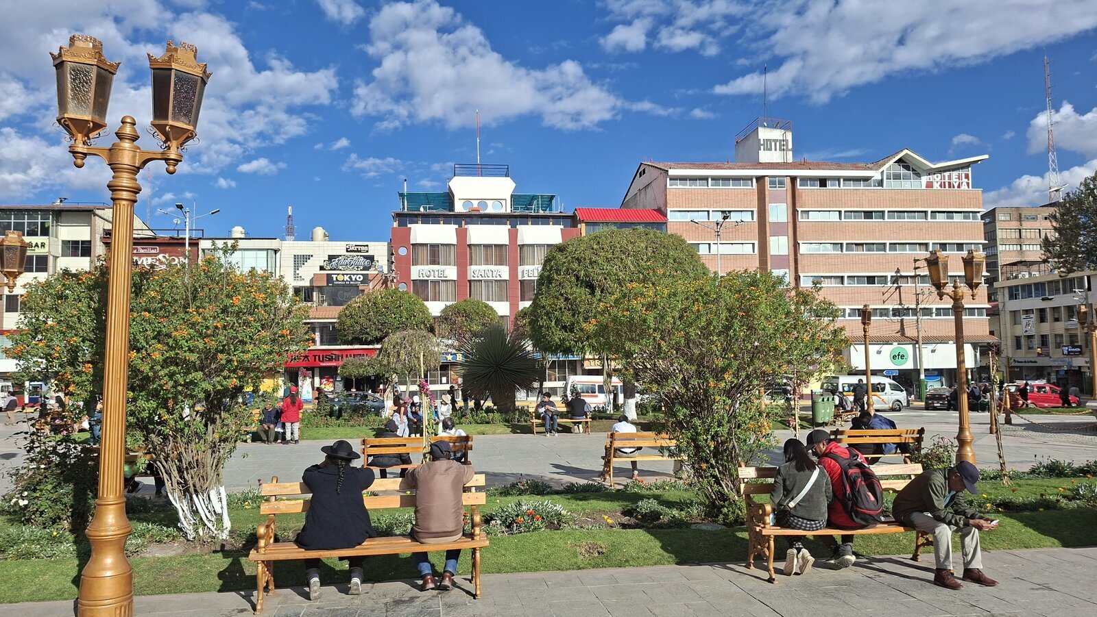 Centrale plein in Huancayo: omgekeerd om het bankje helpt ook tegen de zon