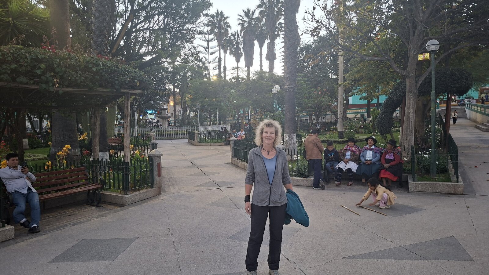 Plaza de Armas, Huanta - Elma met de locals