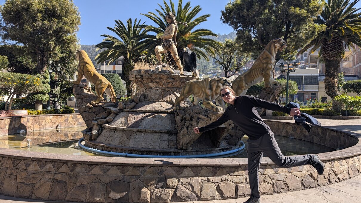 En de pompeuze niet werkende fontein van het volgende opgeslokte dorpje San Jerónimo