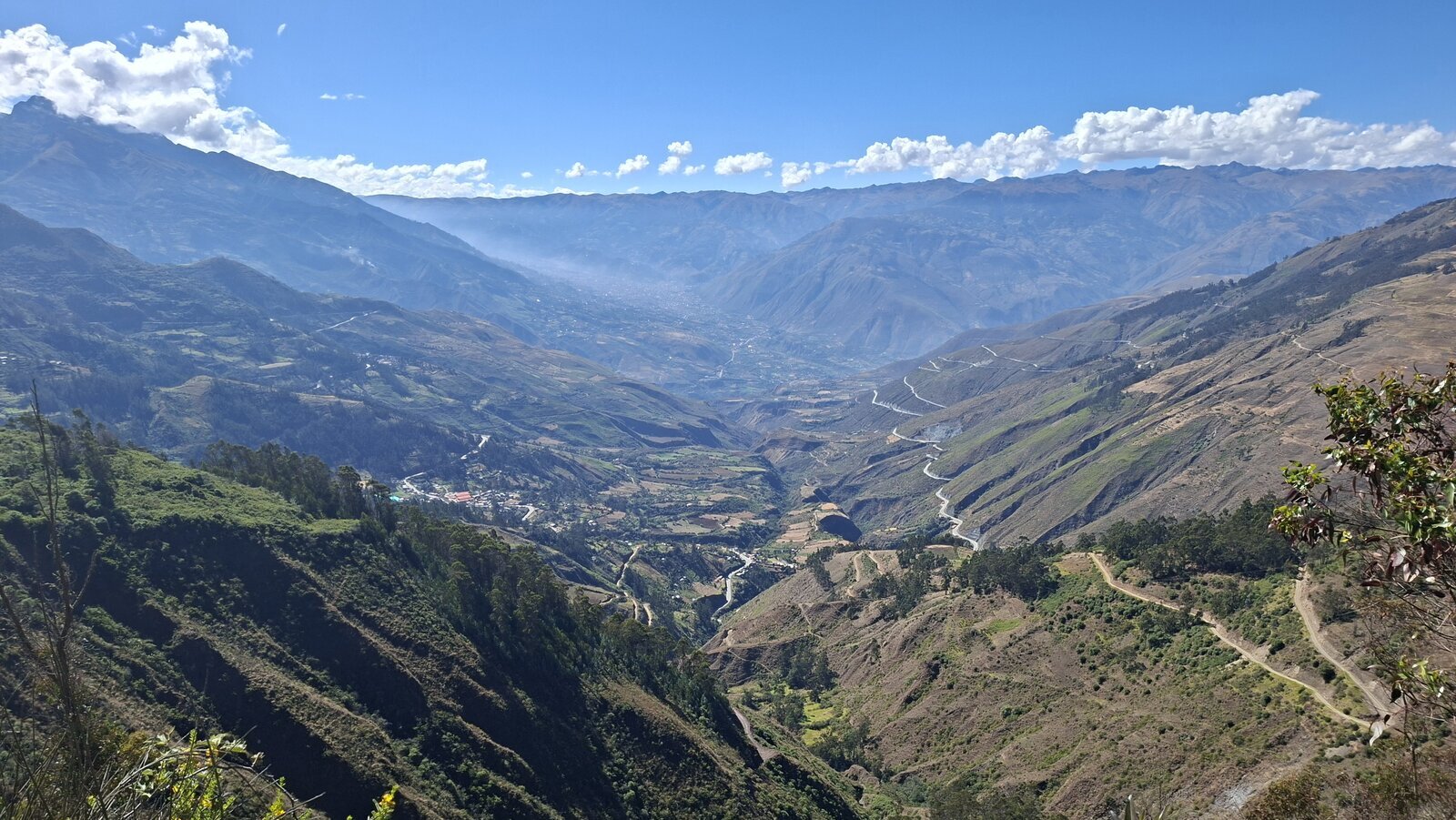 Eindeloze afdaling richting Abancay, daarna nog een flinke klim