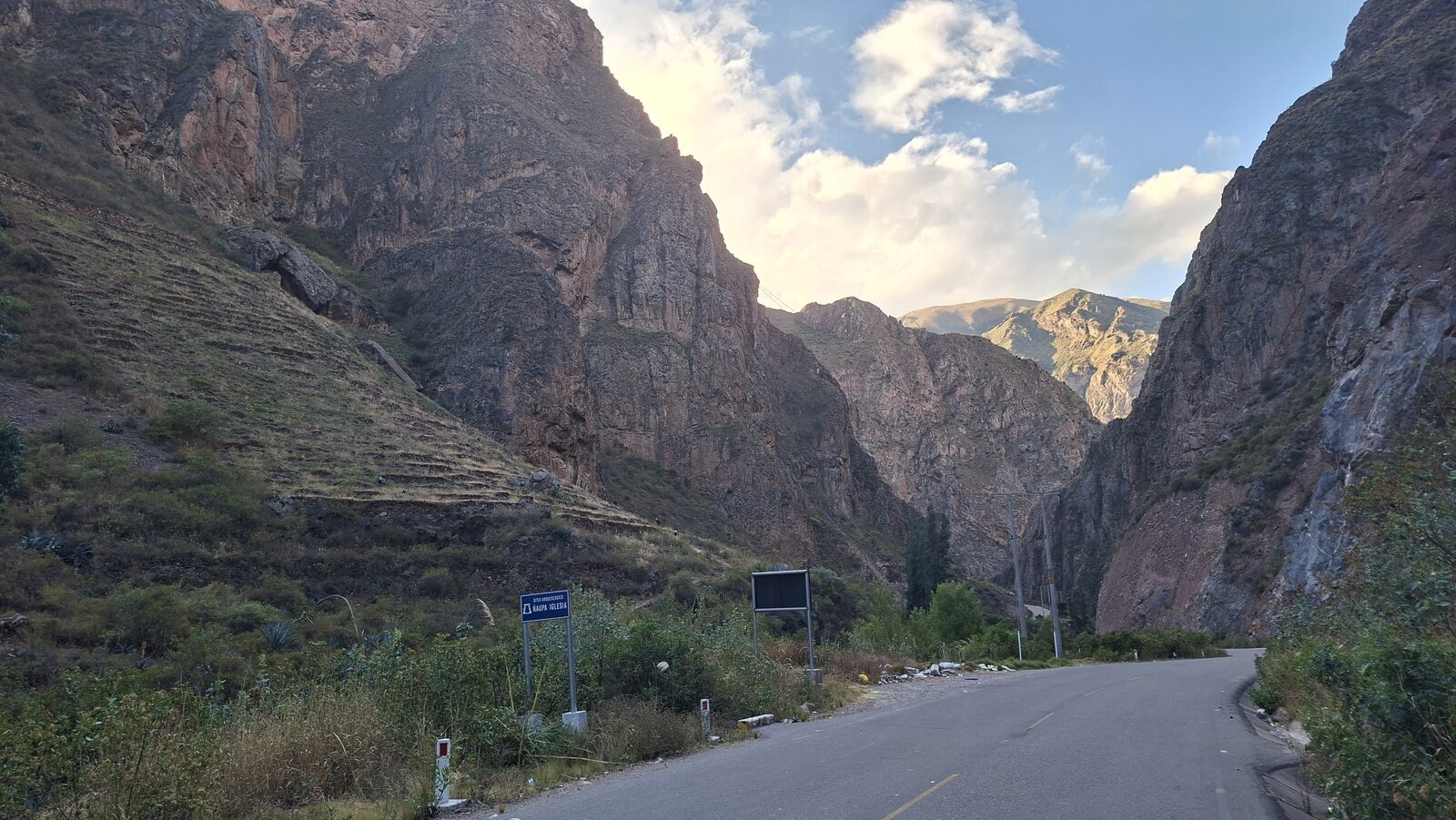 en een afdaling door een fantastisch mooie kloof, naar Pachar/Ollantaytambo