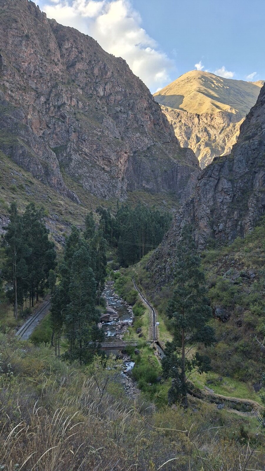 het treintje (naar Machu Picchu?) wurmt zich ook door de kloof met loodrechte rotswanden